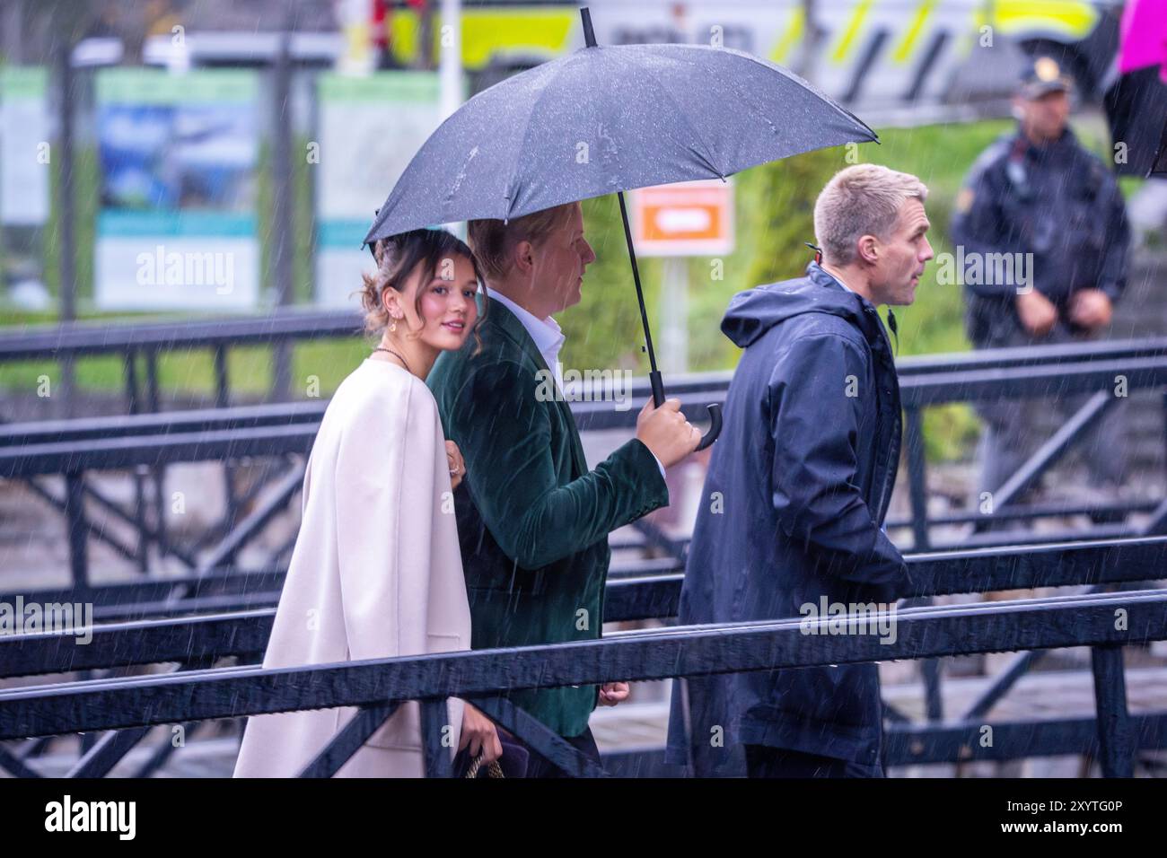 Geiranger 20240830. Le prince Sverre Magnus et Amalie Giæver MacLeod en route pour une fête à thème à l’Hôtel Union de Geiranger vendredi, la veille du mariage de la princesse Märtha Louise et de Derek Verrett. Photo : Heiko Junge / NTB Banque D'Images