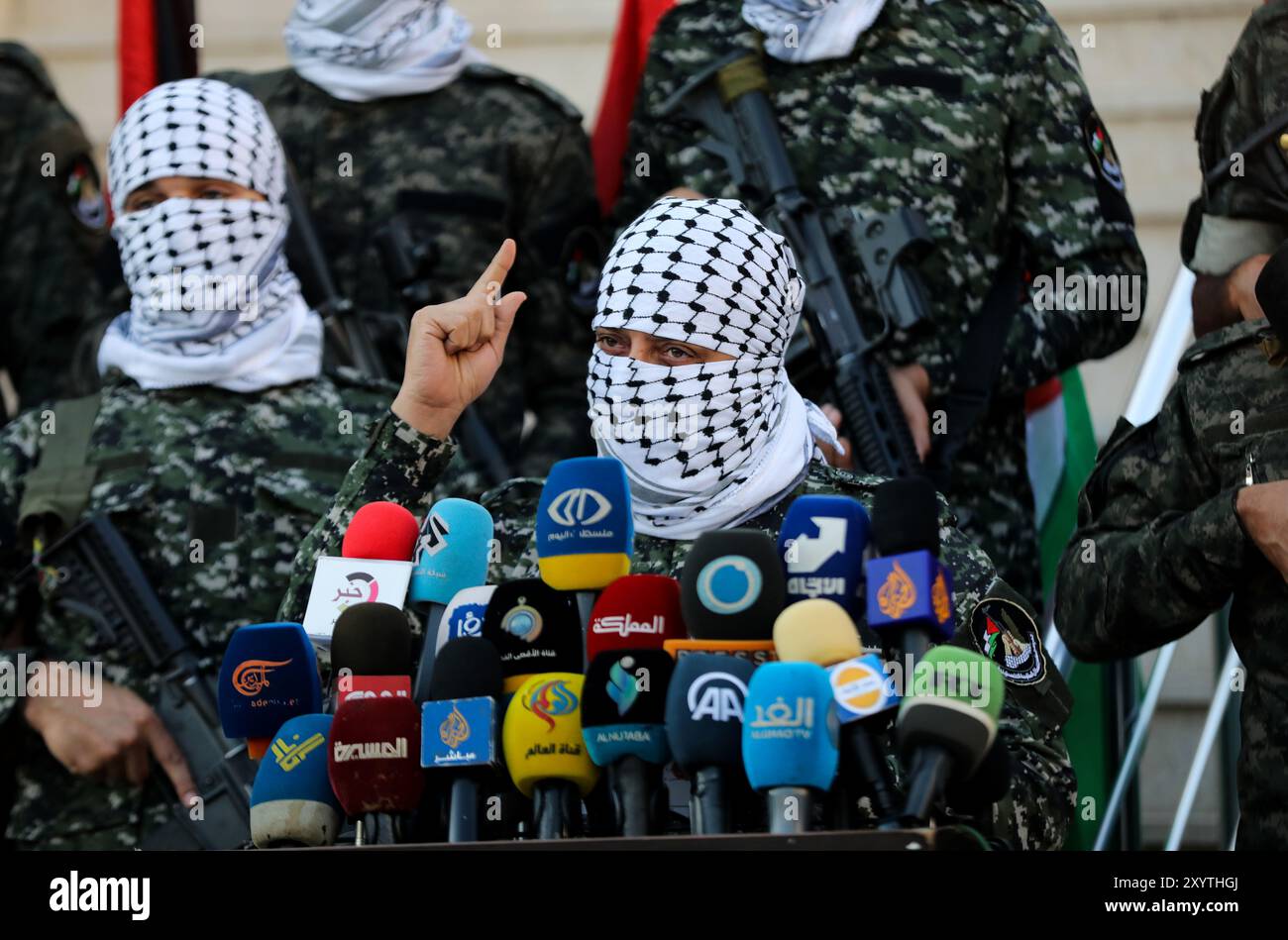 Gaza City, bande de Gaza, Palestine. 14 octobre 2022. Une conférence de presse est organisée par des membres des factions militaires palestiniennes au siège du Conseil législatif à Gaza. La conférence s'est déroulée dans un contexte de tensions croissantes entre Palestiniens et forces israéliennes à Jérusalem-est, à la suite d'un raid israélien sur un camp de réfugiés palestiniens voisin Banque D'Images