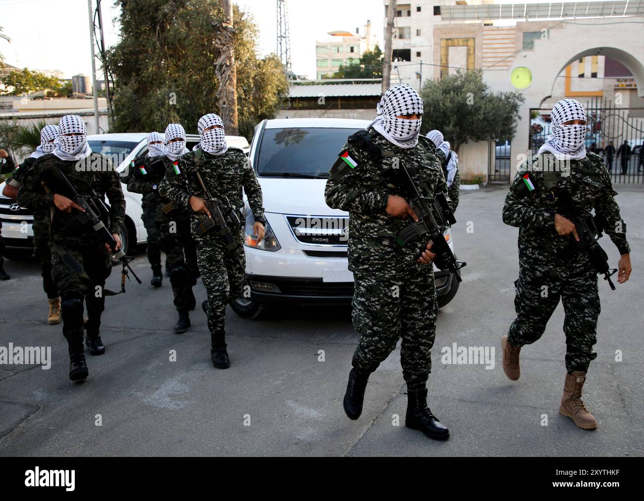 Gaza City, bande de Gaza, Palestine. 14 octobre 2022. Une conférence de presse est organisée par des membres des factions militaires palestiniennes au siège du Conseil législatif à Gaza. La conférence s'est déroulée dans un contexte de tensions croissantes entre Palestiniens et forces israéliennes à Jérusalem-est, à la suite d'un raid israélien sur un camp de réfugiés palestiniens voisin Banque D'Images