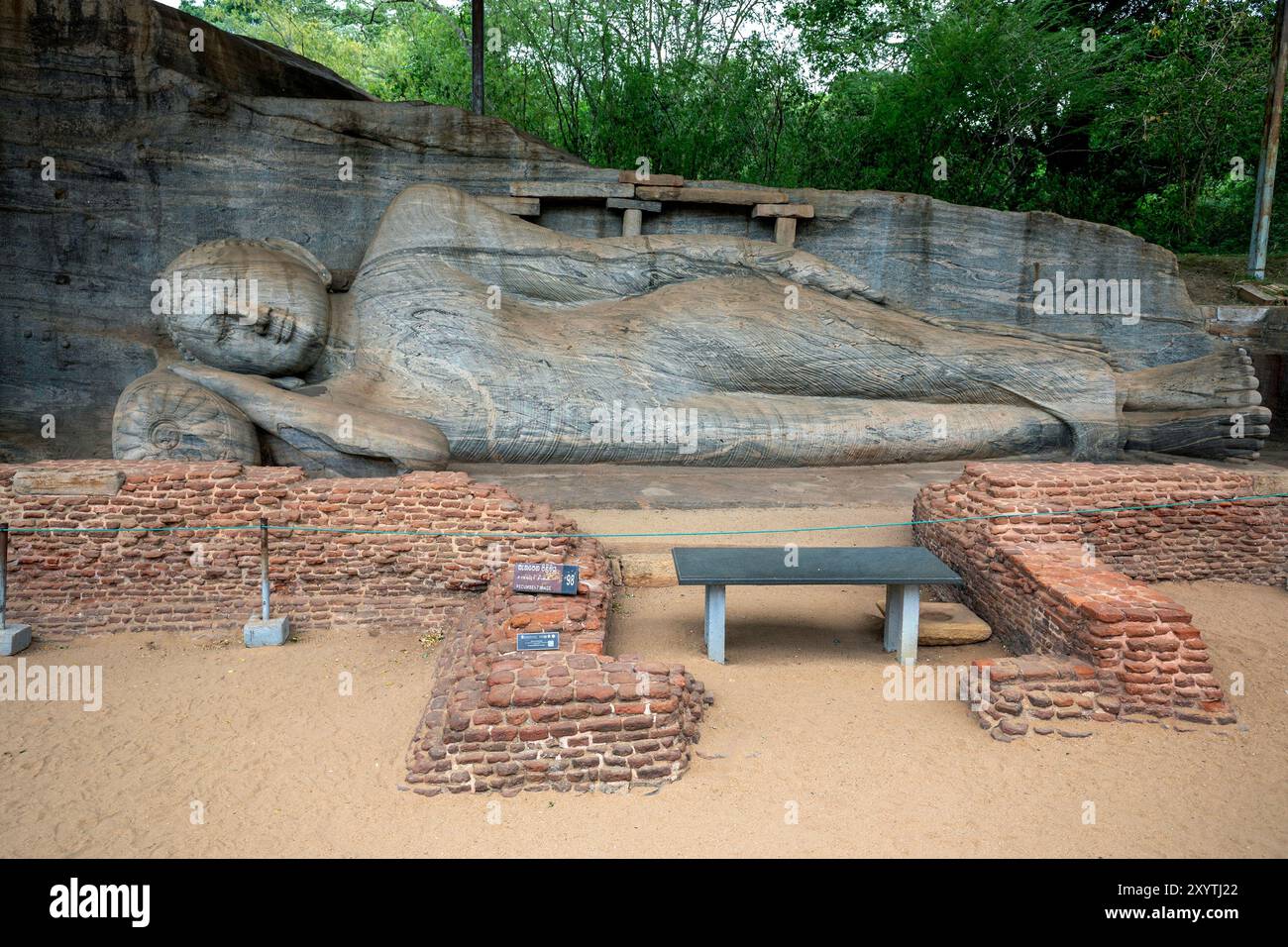 La statue de Bouddha couchée de Gal Vihara sur le site antique de Polonnaruwa. Il est taillé dans une seule dalle de granit. Banque D'Images