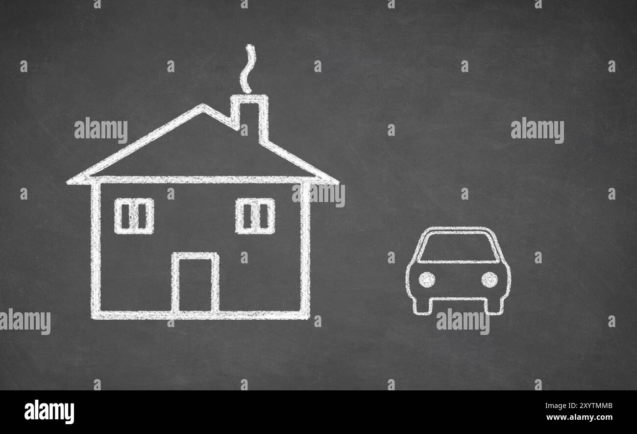 Dessin de maison et de voiture sur tableau noir. Craie blanche et balckboard Banque D'Images