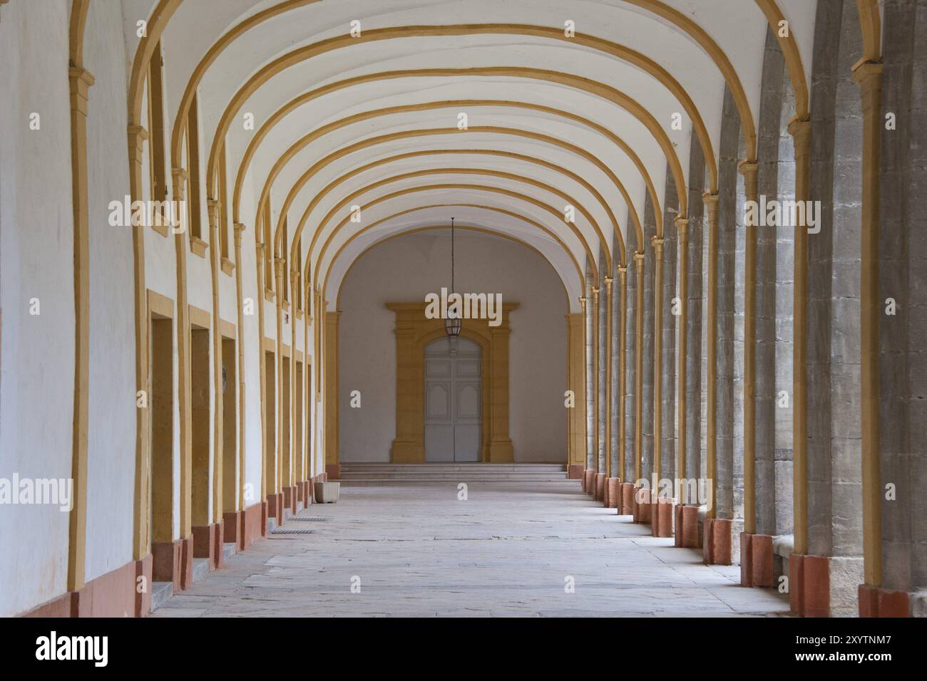 Vue en perspective d'un couloir dans le cloître de l'abbaye de cluny Banque D'Images