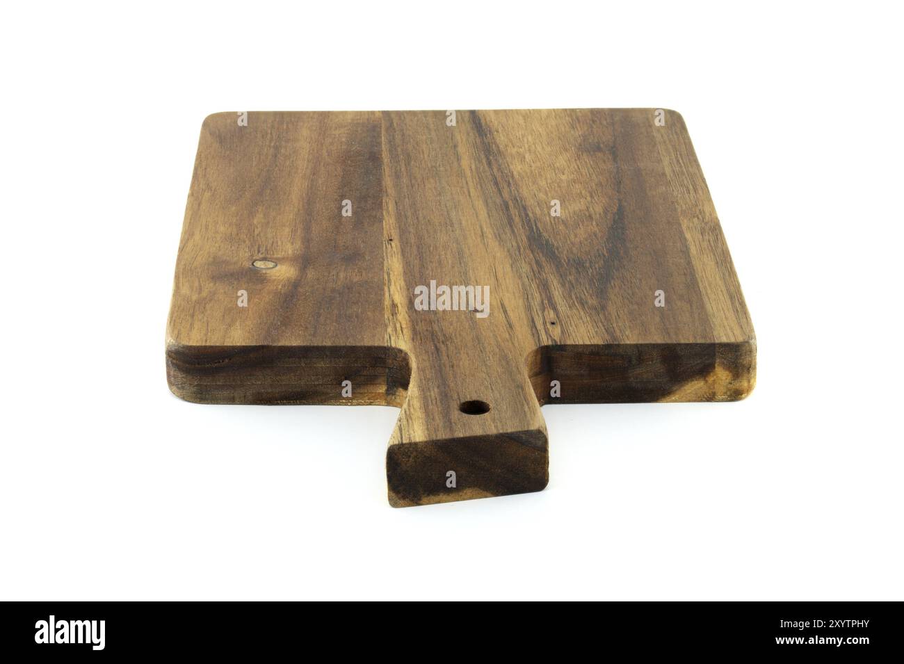 Planche à découper en bois avec un manche, fabriqué à partir de vieux bois épais, et porte un aspect rustique et vintage caractérisé par des fissures, des rayures, isolé sur Banque D'Images