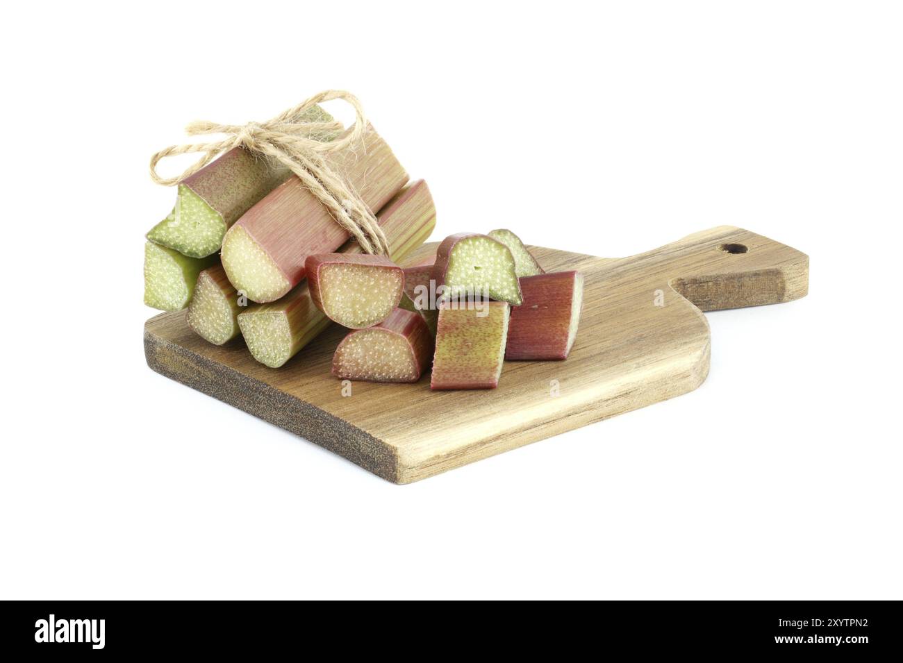 Variété de tiges de rhubarbe de couleurs variables du vert pâle au rouge profond sur planche à découper en bois isolé sur fond blanc Banque D'Images