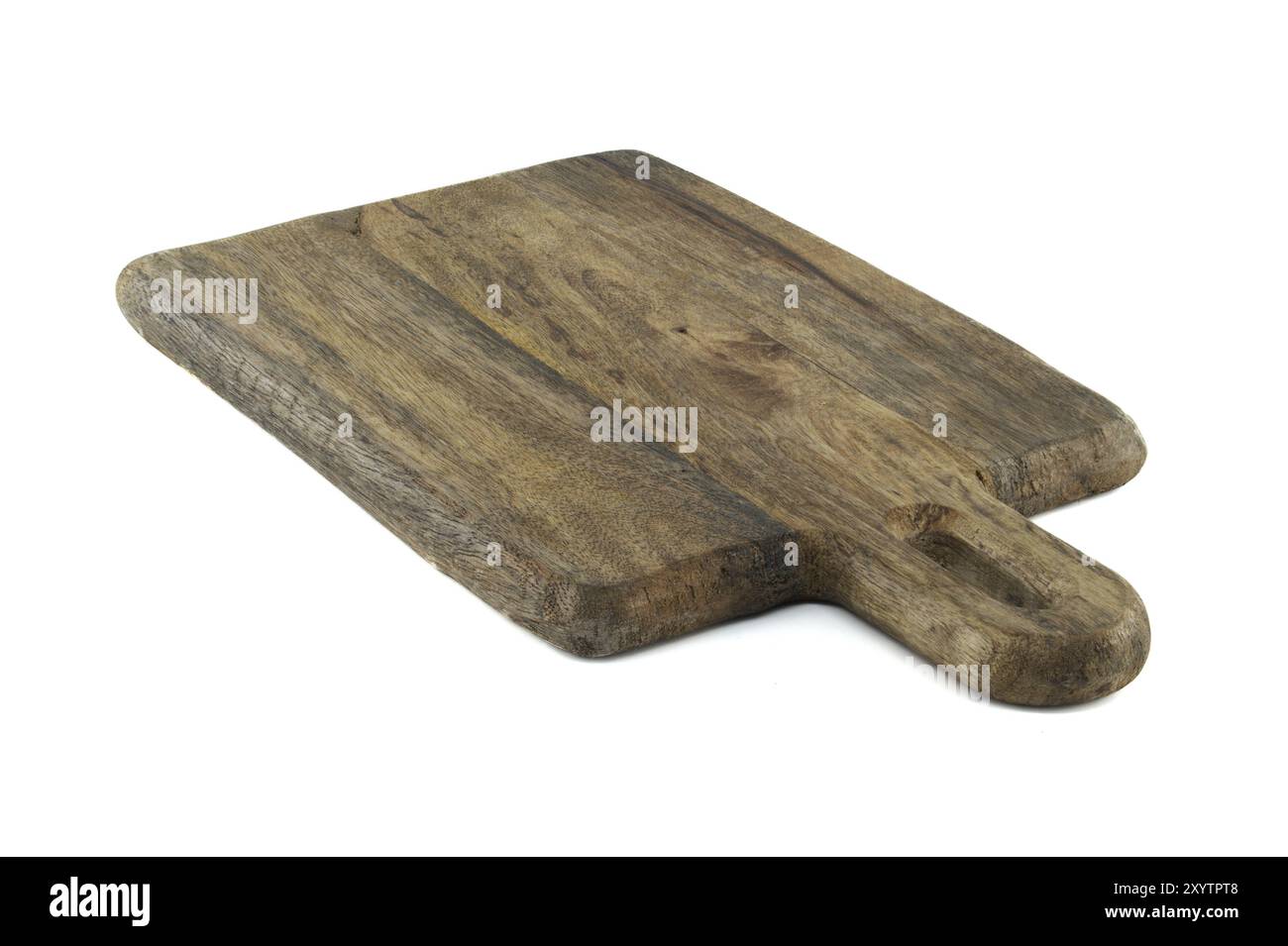 Planche à découper en bois avec un manche, fabriqué à partir de vieux bois épais, et porte un aspect rustique et vintage caractérisé par des fissures, des rayures, isolé sur Banque D'Images