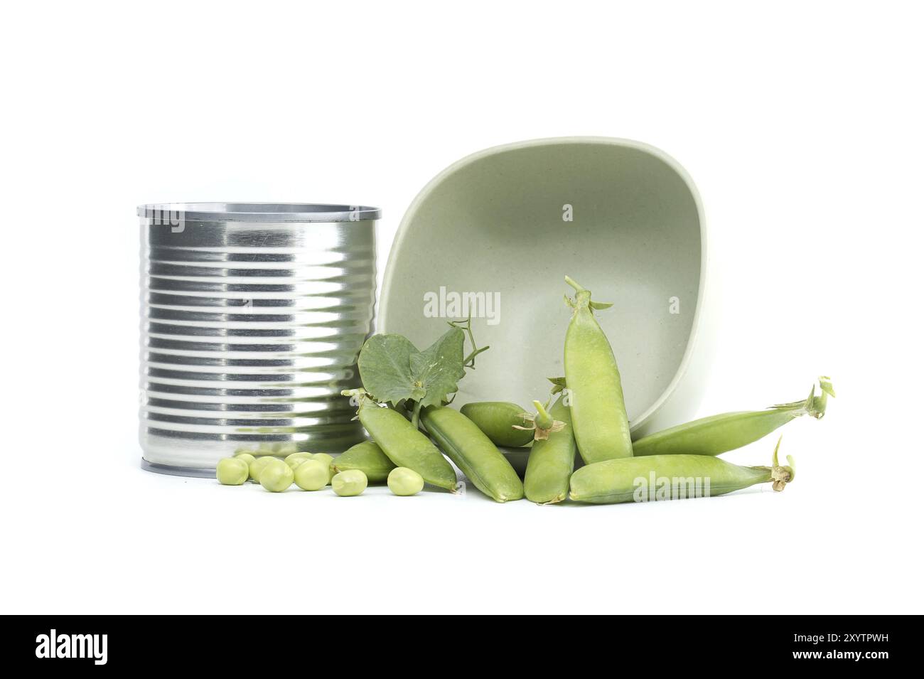 Boîte de conserve à côté de gousses de pois frais de jardin avec des feuilles vertes isolées sur un fond blanc, des pois doux ou des pois anglais Banque D'Images