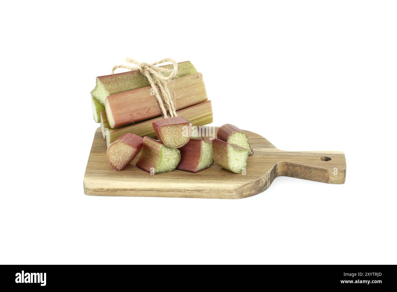 Variété de tiges de rhubarbe de couleurs variables du vert pâle au rouge profond sur planche à découper en bois isolé sur fond blanc Banque D'Images