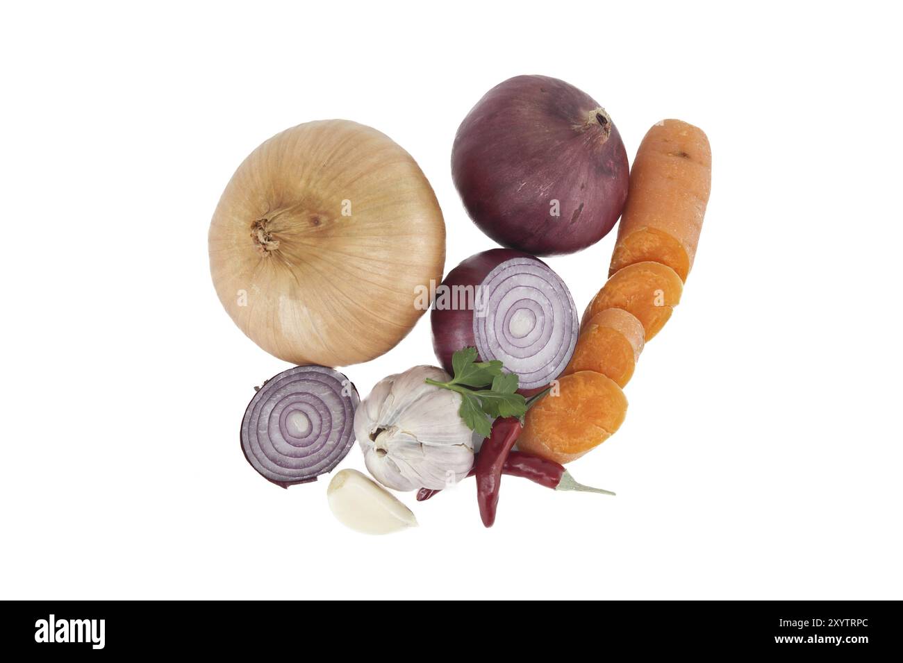 Vue de dessus de légumes composés d'oignons rouges et jaunes, de piments rouges, de bulbe d'ail et de carottes tranchées isolées sur fond blanc Banque D'Images