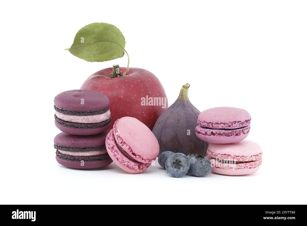 Scène vibrante de fruits et de macarons sucrés à base de meringue isolés sur fond blanc Banque D'Images