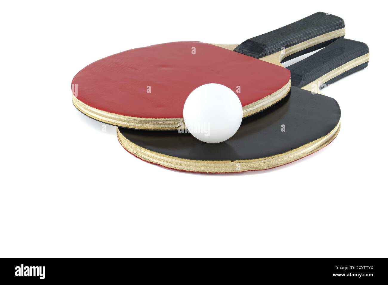 Paire de pagaies de ping-pong et une balle de ping-pong isolés sur fond blanc, une surface de raquettes apparaissant en rouge et l'autre en noir Banque D'Images