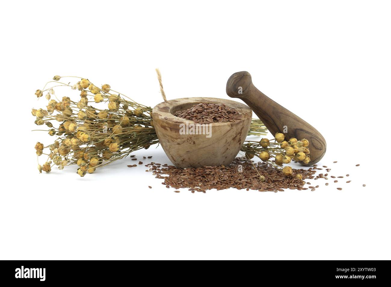 Lin en mortier de style rustique en bois avec pilon et bouquet de plantes de lin isolées sur fond blanc Banque D'Images