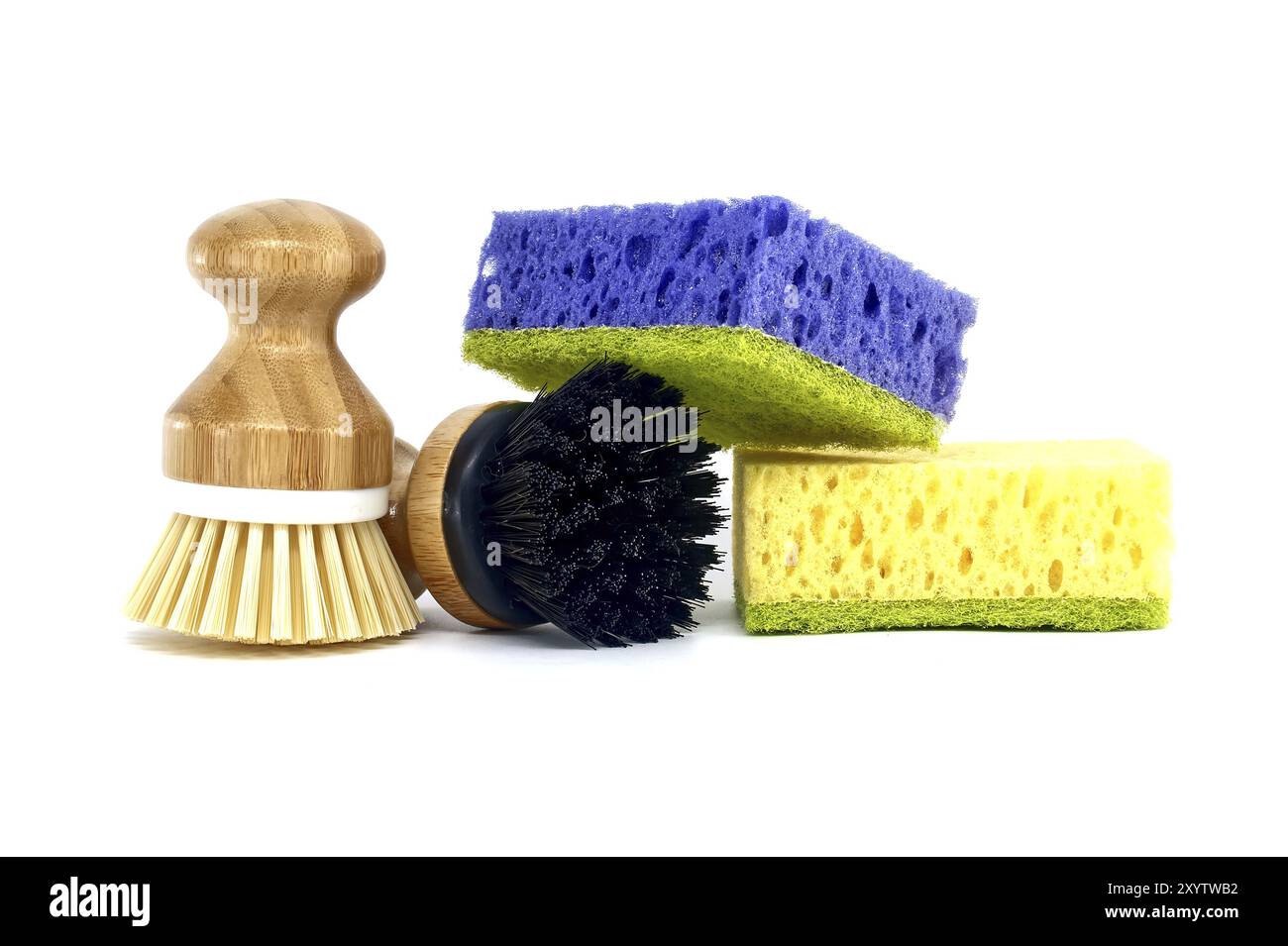 Éponges, chacune d'une couleur différente violet, jaune et deux brosses avec des poignées en bois isolées sur fond blanc, outils de nettoyage Banque D'Images