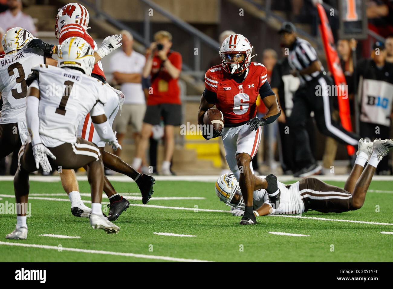 30 août 2024 : le receveur Wide Badgers du Wisconsin, Will Pauling (6), court après avoir fait une capture lors du match de football de la NCAA entre les Western Michigan Broncos et les Wisconsin Badgers au Camp Randall Stadium de Madison, WISCONSIN. Darren Lee/CSM. Banque D'Images