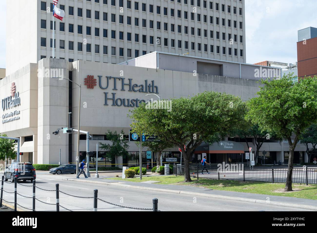 Le logo et le signe UTHealth Houston sur le bâtiment du Centre des sciences de la santé de l'Université du Texas à Houston. Banque D'Images