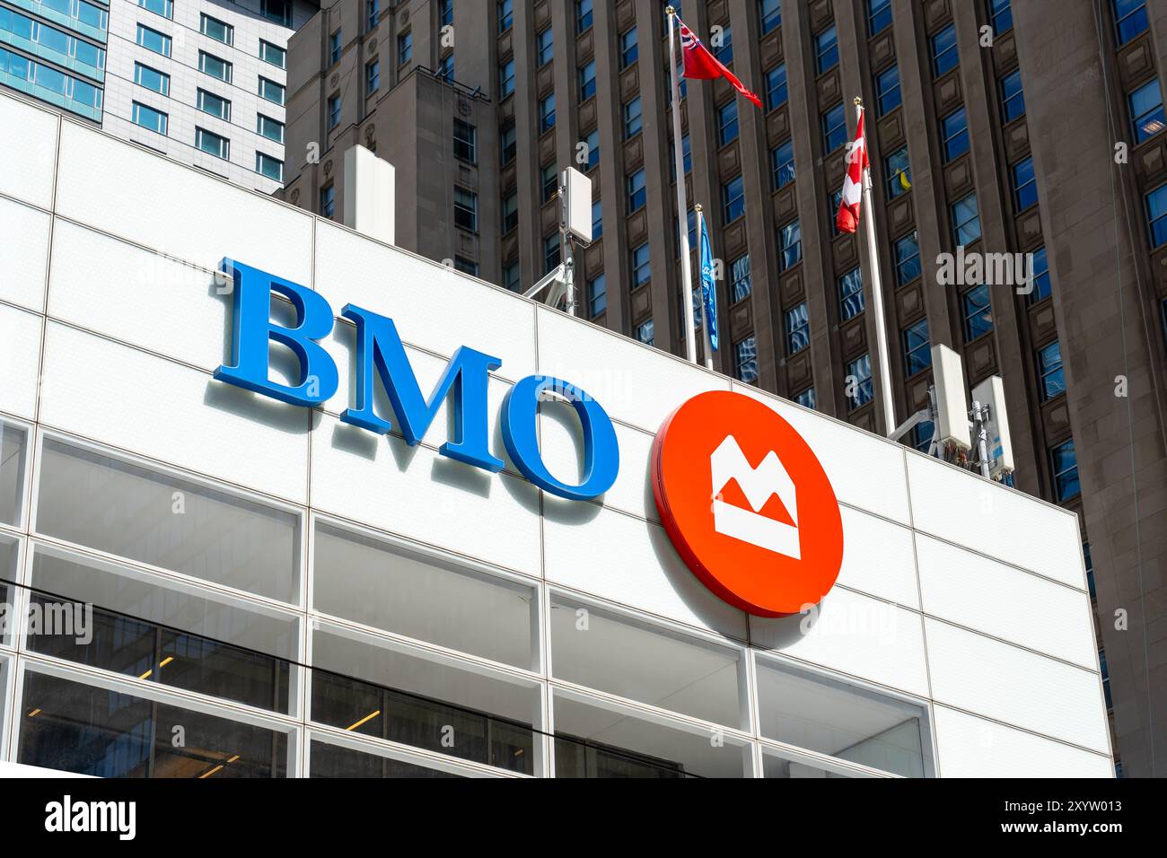 Gros plan de l'enseigne et du logo de BMO sur l'immeuble à Toronto, Canada. Banque D'Images