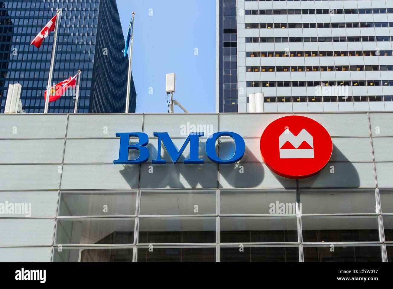 Gros plan de l'enseigne et du logo de BMO sur l'immeuble à Toronto, Canada. Banque D'Images