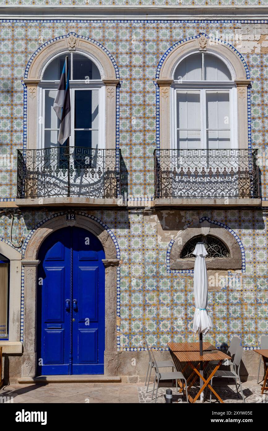 Façade de maison décorée avec azulejos à Tavira, Algarve, Portugal, Europe Banque D'Images