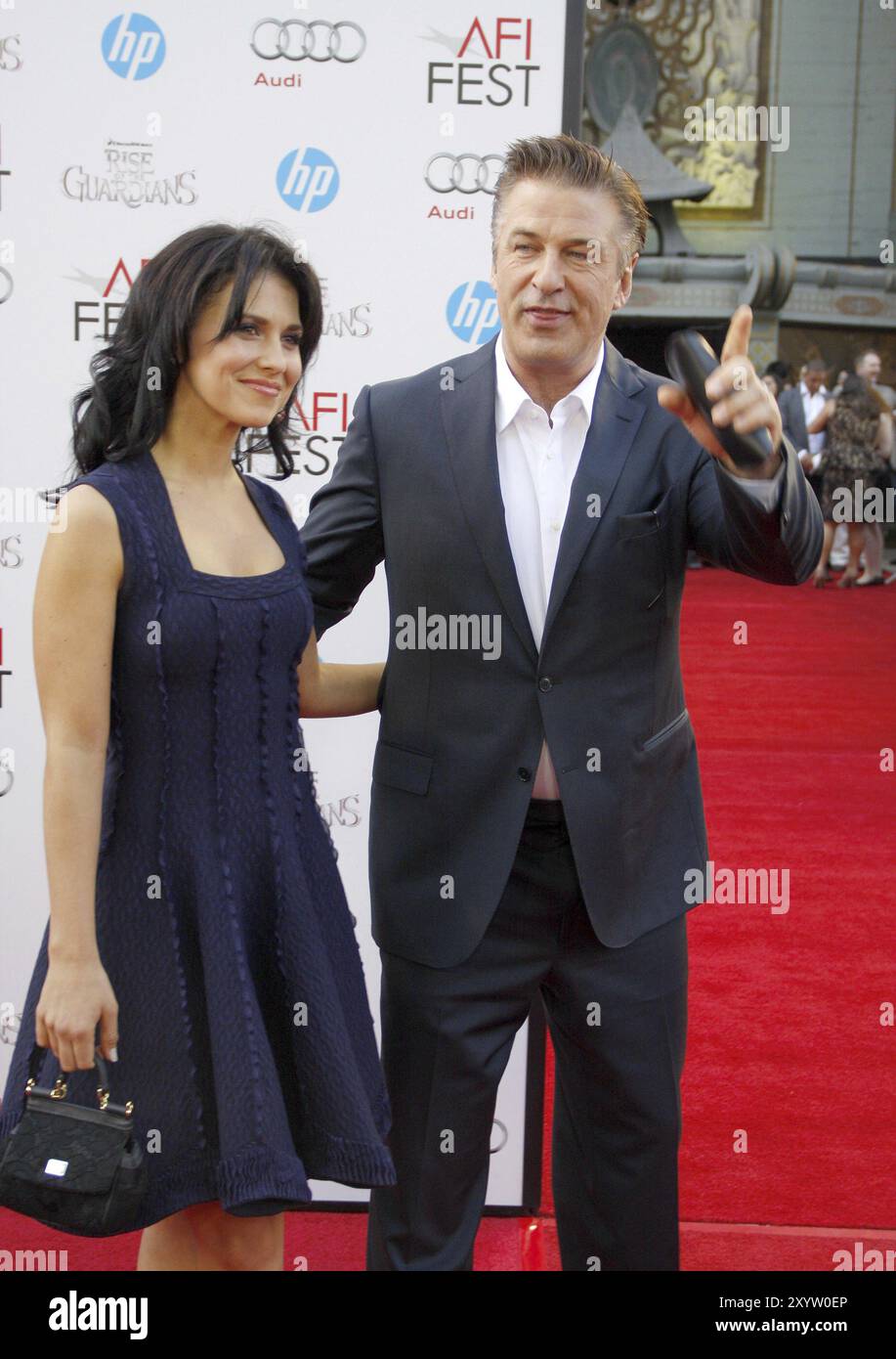 Alec Baldwin et Hilaria Thomas lors du Gala 2012 de l'AFI FEST projection de « Rise of the Guardians » au Grauman's Chinese Theatre à Hollywood, aux États-Unis Banque D'Images