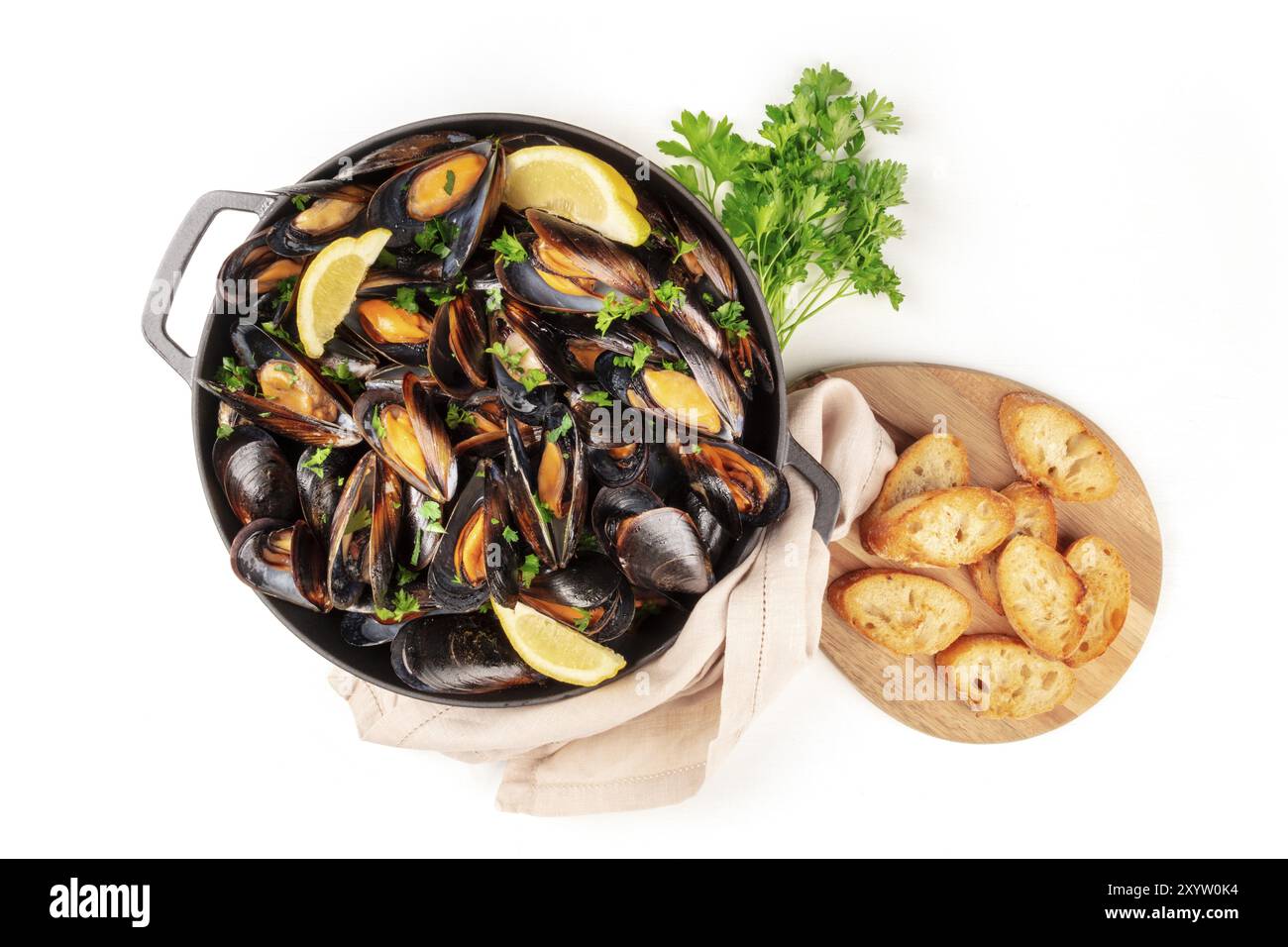 Moules marinière moules marinière, frais généraux, tourné dans une casserole avec du pain grillé et du persil frais sur un fond blanc avec copyspace Banque D'Images