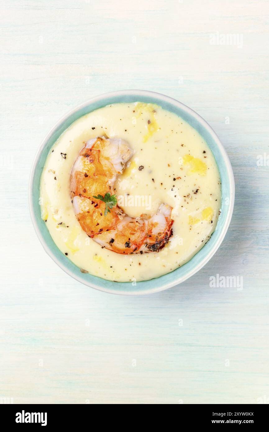 Une crevette avec sauce caesar, composée de mayonnaise, sel, poivre et le zeste de citron, un apéritif, fruits de mer avec une place pour le texte Banque D'Images