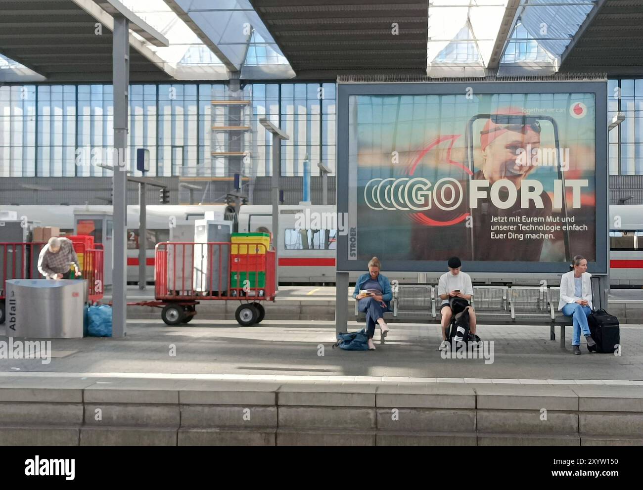 Bahn, DB, Deutsche Bahn, Zug, Eisenbahn, Zugbegleiter, Gleise, Lokführer, Deutschland ticket , Sanierung , Bauarbeiten , Fahrgäste, Pendler, reisen, in München Hbf , Bayern , Deutschland . 31 août 2024. Banque D'Images