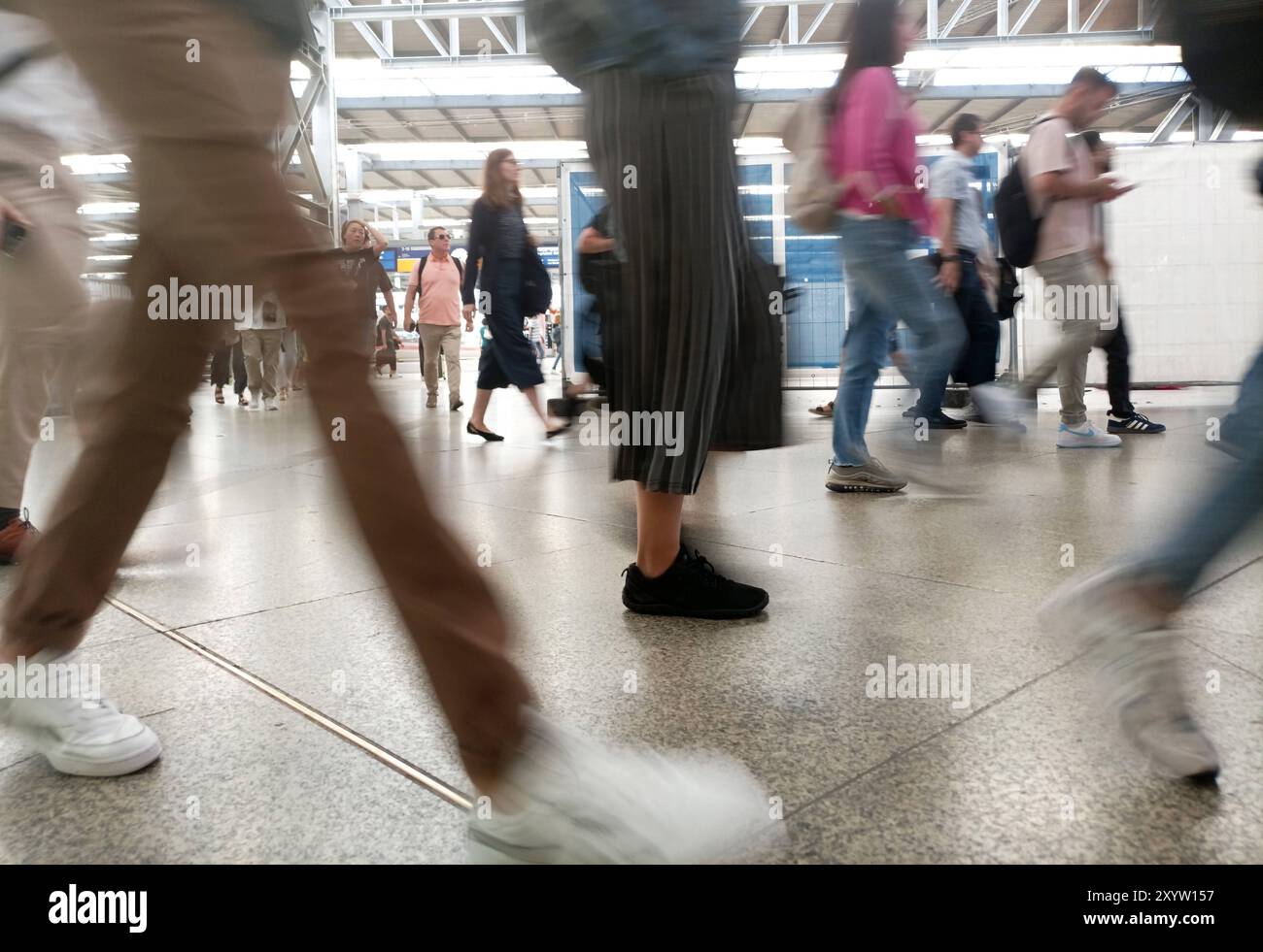 Bahn, DB, Deutsche Bahn, Zug, Eisenbahn, Zugbegleiter, Gleise, Lokführer, Deutschland ticket , Sanierung , Bauarbeiten , Fahrgäste, Pendler, reisen, in München Hbf , Bayern , Deutschland . 31 août 2024. Banque D'Images