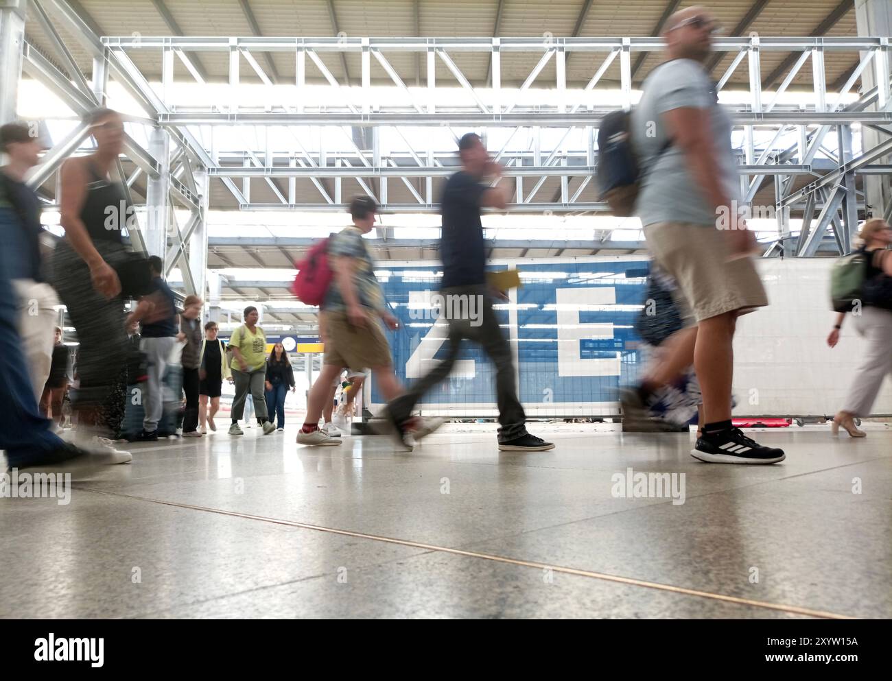Bahn, DB, Deutsche Bahn, Zug, Eisenbahn, Zugbegleiter, Gleise, Lokführer, Deutschland ticket , Sanierung , Bauarbeiten , Fahrgäste, Pendler, reisen, in München Hbf , Bayern , Deutschland . 31 août 2024. Banque D'Images