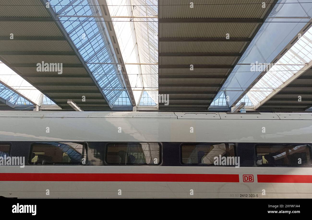 Bahn, ICE , DB, Deutsche Bahn, Zoug, Eisenbahn, Zugbegleiter, Gleise, Lokführer, Deutschland ticket , Sanierung , Bauarbeiten , Fahrgäste, Pendler, reisen, in München Hbf , Bayern , Deutschland . 31 août 2024. Banque D'Images