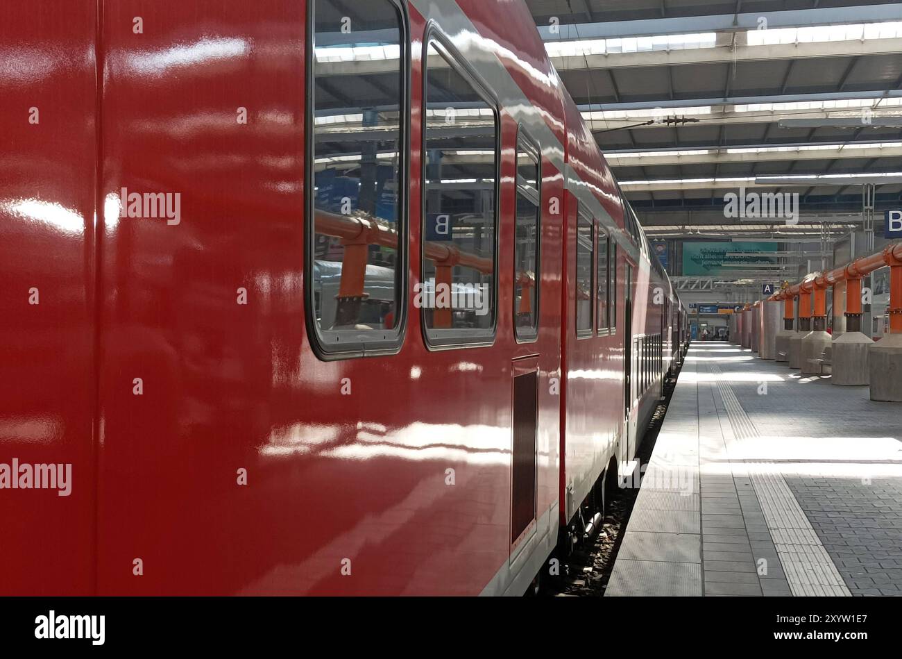 Bahn, DB, Deutsche Bahn, Zug, Eisenbahn, Zugbegleiter, Gleise, Lokführer, Deutschland ticket , Sanierung , Bauarbeiten , Fahrgäste, Pendler, reisen, in München Hbf , Bayern , Deutschland . 31 août 2024. Banque D'Images