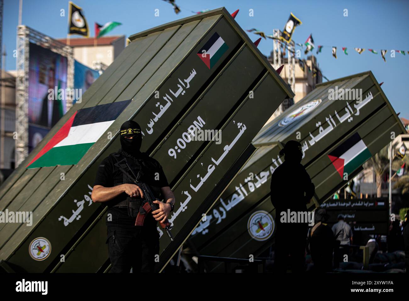 Bande de Gaza, Palestine. 07 octobre 2022 : des batteries de roquettes sont exposées dans la ville de Gaza lors des célébrations marquant le trente-cinquième anniversaire de la fondation de l’organisation du Jihad islamique palestinien. Des membres armés des Brigades al-Qods, branche militaire du Jihad islamique palestinien, se tenaient près des batteries de roquettes Banque D'Images