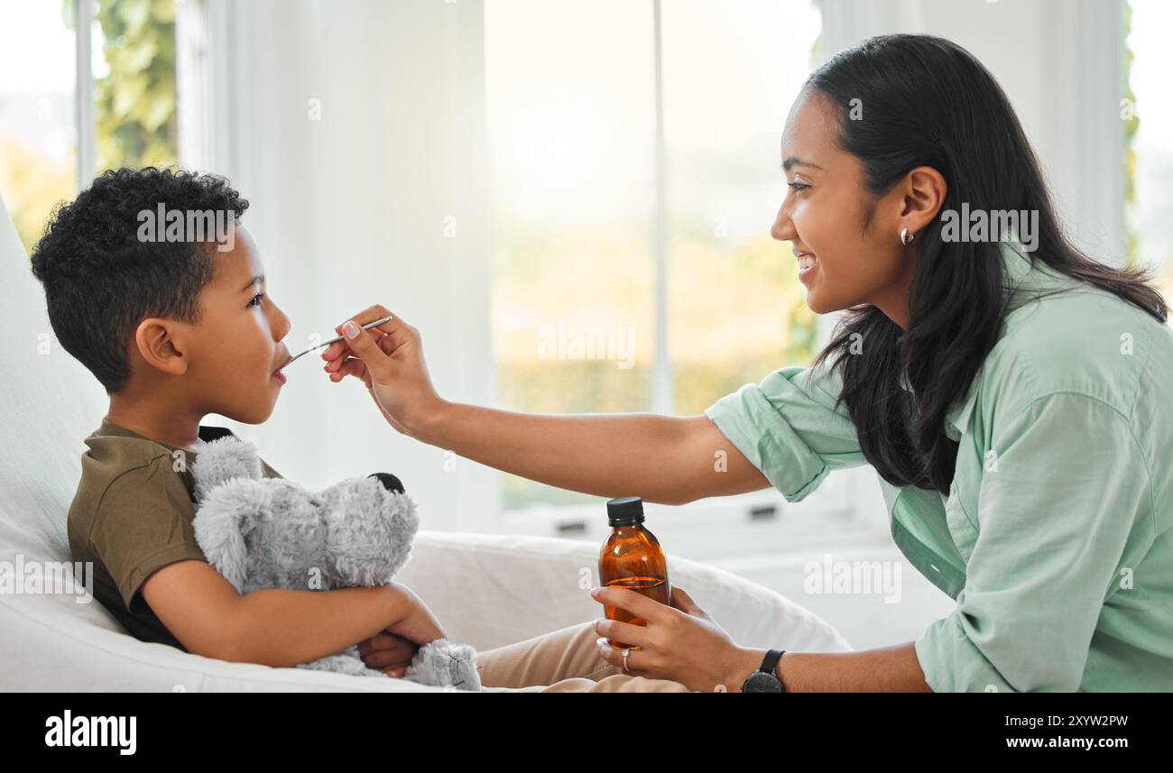 Sirop contre la toux, maison et mère avec garçon, malade et bien-être avec médecine, maladie et guérison. Appartement, chambre et parent seul avec fils, enfant ou Banque D'Images