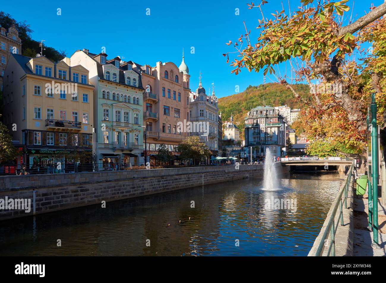Centre de la vieille ville de Karlovy Vary en République tchèque avec la rivière Tepla Banque D'Images