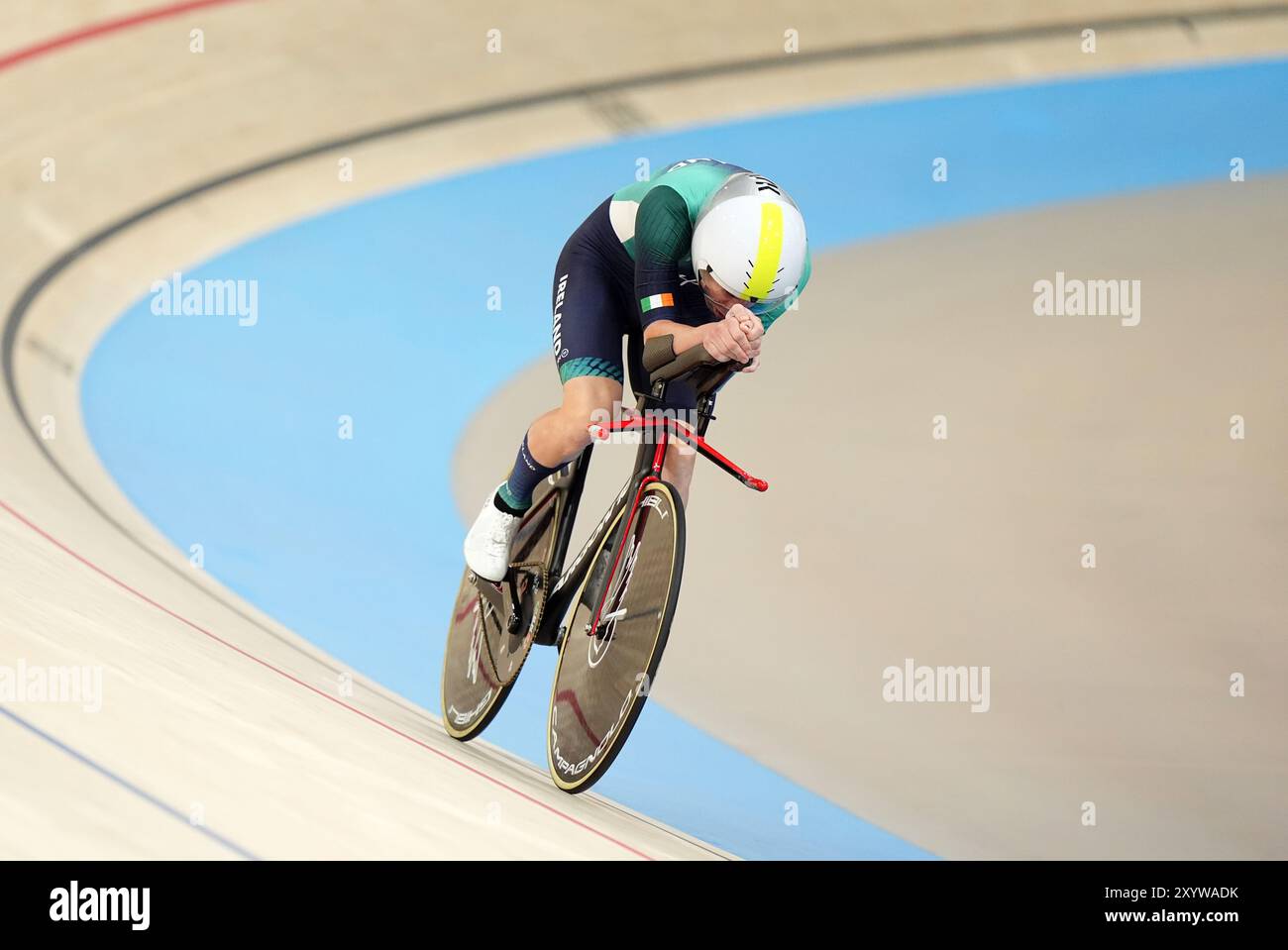 L'irlandais Ronan Grimes lors de la qualification de poursuite individuelle C4 4000 m masculin au Vélodrome national le troisième jour des Jeux paralympiques d'été de Paris 2024. Date de la photo : samedi 31 août 2024. Banque D'Images