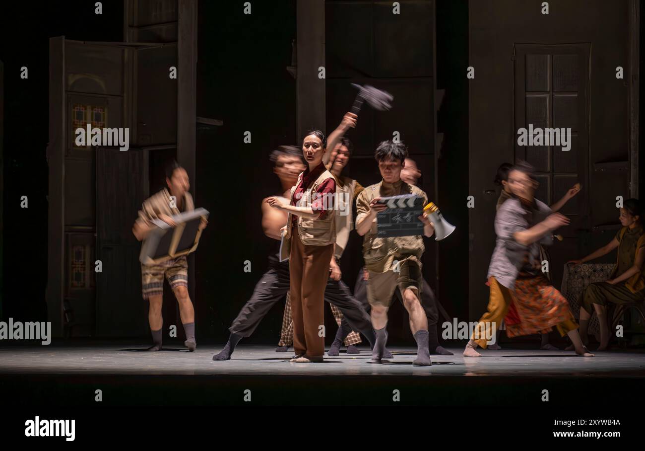 Sadlers Wells, Londres, Royaume-Uni. 29 août 2024. Interprètes à la répétition photocall pour Wing Chun - Une fusion de danse contemporaine, drame et arts martiaux raconte l'histoire vraie du grand maître Yip Man, entraîneur de Bruce Lee, chorégraphié par Han Zhen et Zhou Liya et écrit par Feng Shuangbai. Du 30 août au 7 septembre, le spectacle raconte l'histoire de Wing Chun, un homme d'art martial âgé de 300 ans, et de l'homme qui est crédité de l'avoir apporté au monde, le grand maître Yip Man, l'homme qui a formé Bruce Lee. Crédit : Malcolm Park/Alamy Live News Banque D'Images