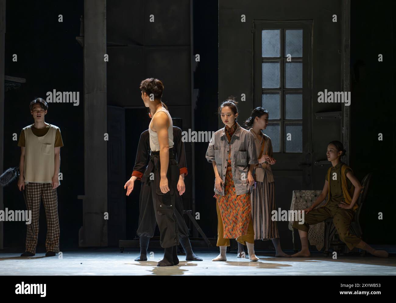 Sadlers Wells, Londres, Royaume-Uni. 29 août 2024. Interprètes à la répétition photocall pour Wing Chun - Une fusion de danse contemporaine, drame et arts martiaux raconte l'histoire vraie du grand maître Yip Man, entraîneur de Bruce Lee, chorégraphié par Han Zhen et Zhou Liya et écrit par Feng Shuangbai. Du 30 août au 7 septembre, le spectacle raconte l'histoire de Wing Chun, un homme d'art martial âgé de 300 ans, et de l'homme qui est crédité de l'avoir apporté au monde, le grand maître Yip Man, l'homme qui a formé Bruce Lee. Crédit : Malcolm Park/Alamy Live News Banque D'Images