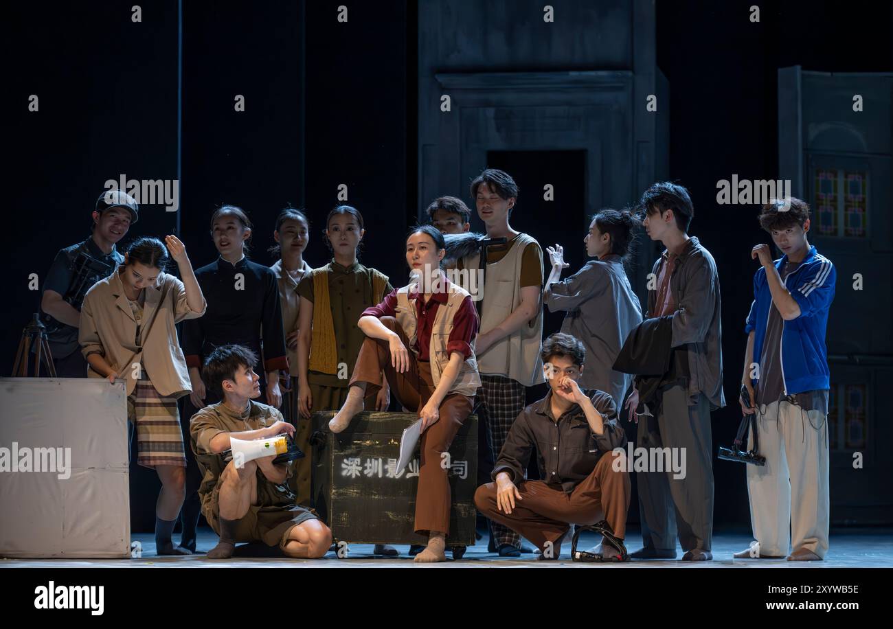 Sadlers Wells, Londres, Royaume-Uni. 29 août 2024. Interprètes à la répétition photocall pour Wing Chun - Une fusion de danse contemporaine, drame et arts martiaux raconte l'histoire vraie du grand maître Yip Man, entraîneur de Bruce Lee, chorégraphié par Han Zhen et Zhou Liya et écrit par Feng Shuangbai. Du 30 août au 7 septembre, le spectacle raconte l'histoire de Wing Chun, un homme d'art martial âgé de 300 ans, et de l'homme qui est crédité de l'avoir apporté au monde, le grand maître Yip Man, l'homme qui a formé Bruce Lee. Crédit : Malcolm Park/Alamy Live News Banque D'Images