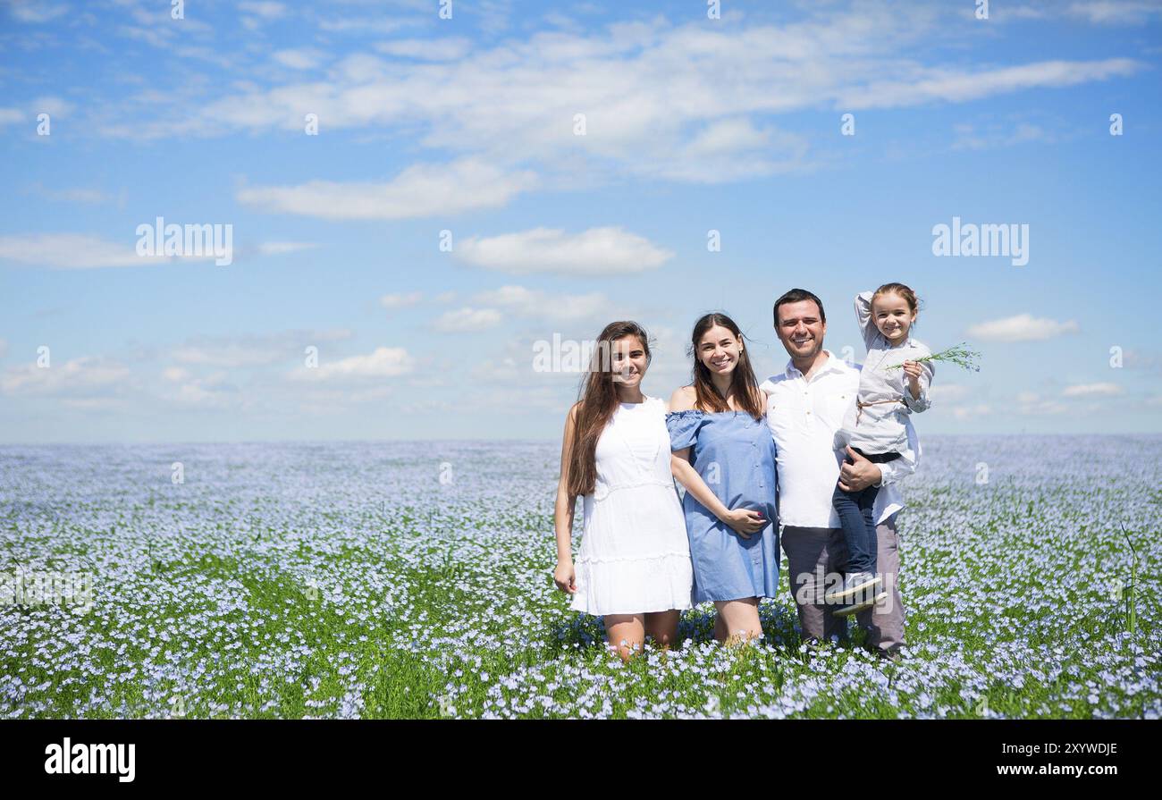 Portrait d'une jeune femme enceinte dans la famille , champ. L'heure d'été Banque D'Images