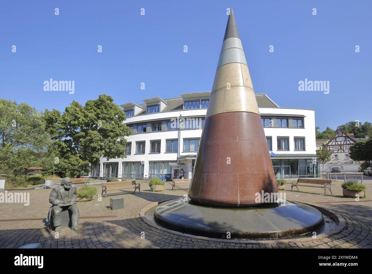 Pyramide ronde pointue et sculpture avec monument à l'histoire de la ville de l'industrie de l'eau minérale, place du marché, Bad Vilbel, place du marché, Bad V. Banque D'Images