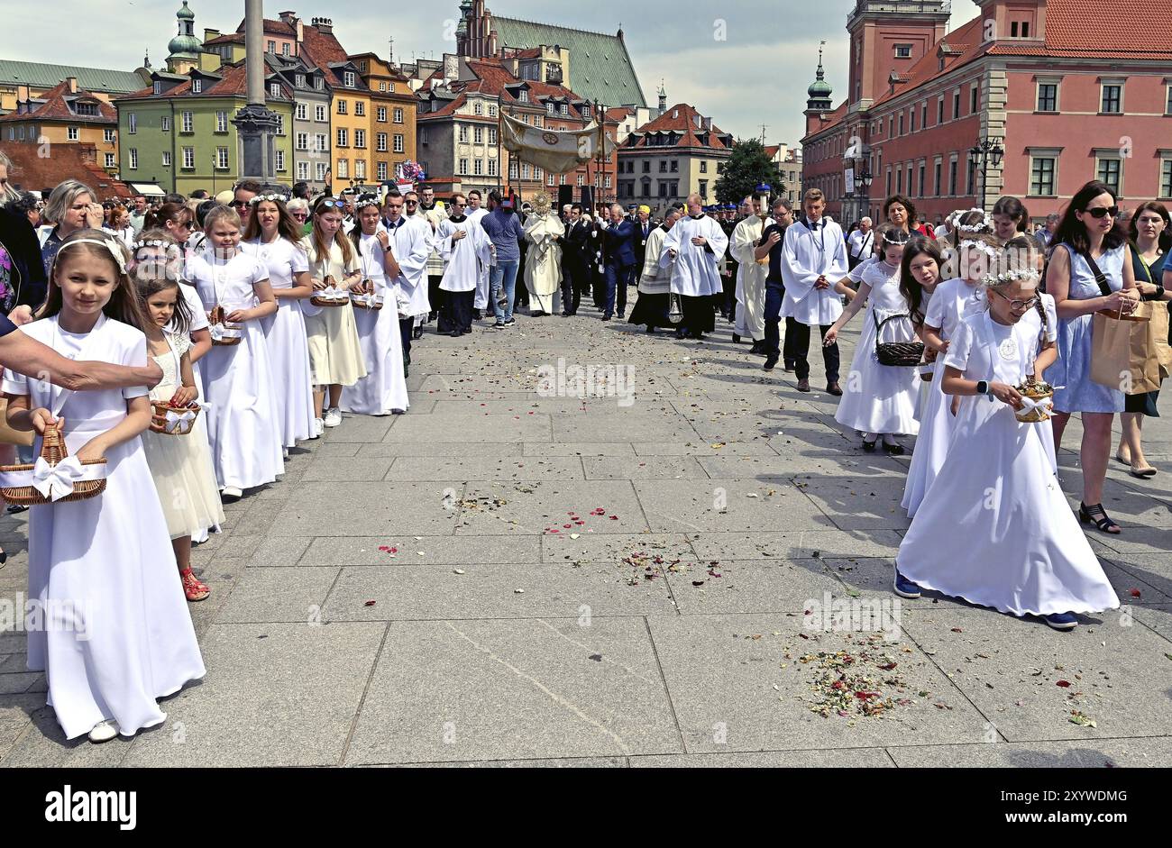 Les jeunes filles jettent les fleurs, procession Banque D'Images