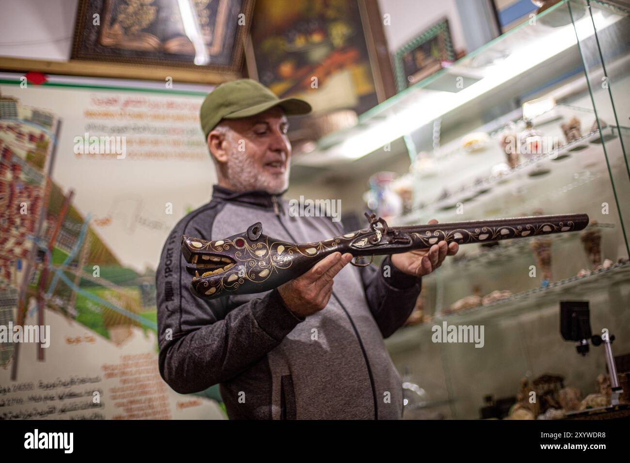 Khan Younis, bande de Gaza, Palestine. 16 janvier 2023. Le palestinien Ramadan Ahmed plonge dans les temps anciens parmi ses artefacts et antiquités chez lui à Khan Younis, dans le sud de la bande de Gaza. Ahmed a recueilli diverses pierres anciennes et rares, ainsi que des artefacts de diverses civilisations anciennes et lointaines. Dans son atelier, il restaure et conserve également ses objets précieux, tout en construisant de grandes sculptures en pierre. Dans la bande de Gaza, le blocus et l'occupation israéliens, ainsi que la surpopulation et la pauvreté, ont signifié peu de financement pour les projets de musées, avec peu de citisme privé Banque D'Images