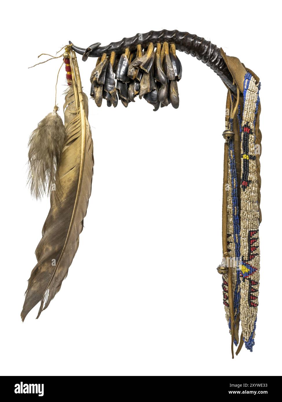 Hochet de danse des Indiens d'Amérique du Nord fait de corne avec sabots de cerf et plumes découpés sur blanc Banque D'Images