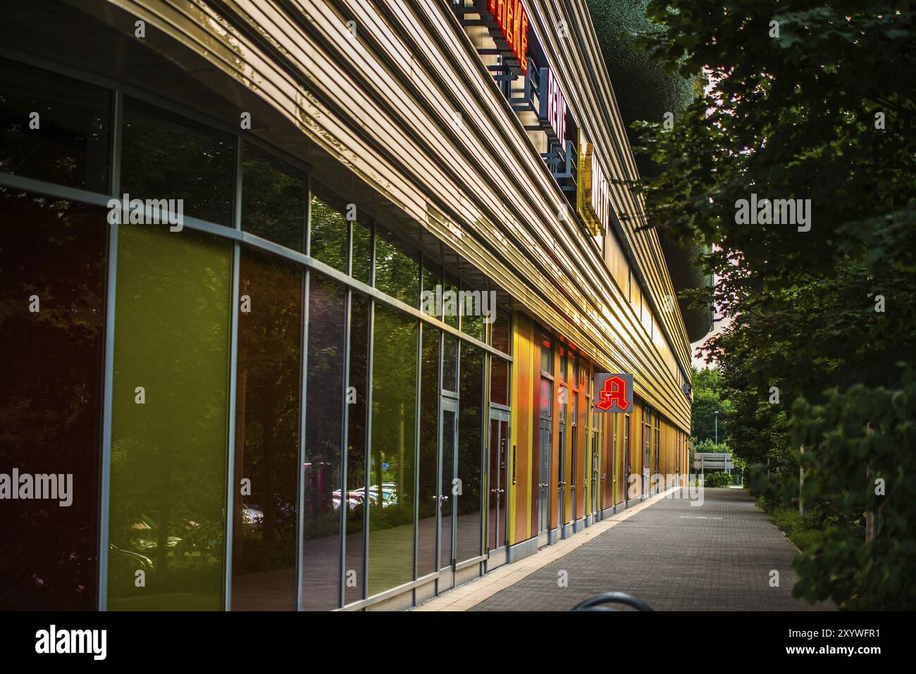 BERLIN, ALLEMAGNE, 16 JUILLET : façade d'un centre commercial avec un symbole de pharmacie illuminé en rouge dans l'ancien quartier est de Berlin le 16 juillet 2013 à Ber Banque D'Images