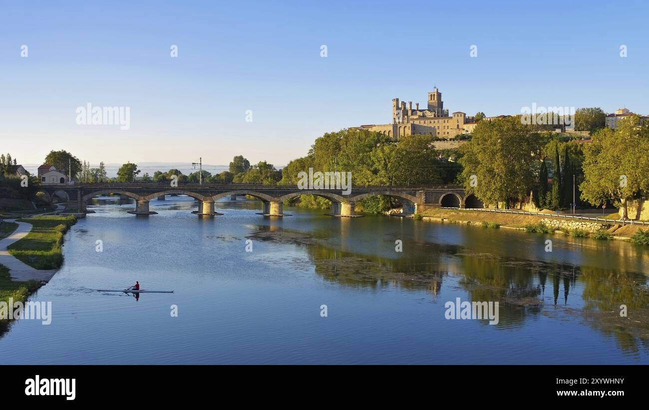 Cathédrale et rivière Orb à Béziers, France, Cathédrale Saint Nazaire et rivière Orb à Béziers France, Europe Banque D'Images