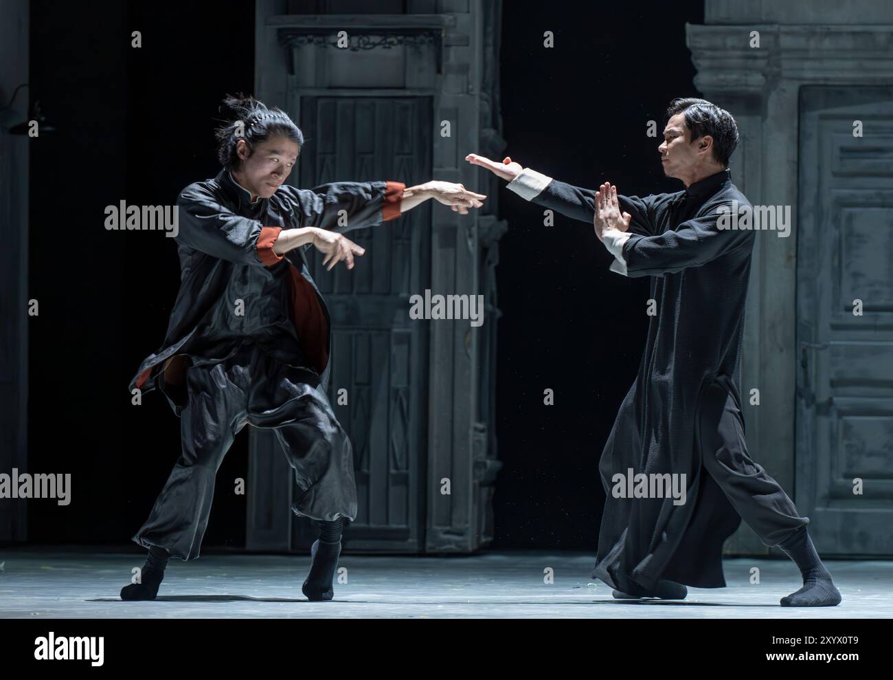 Sadlers Wells, Londres, Royaume-Uni. 29 août 2024. La scène de combat (interprètes priant Mantis Maître - He Junbo ; Maître Tai Chi - Zhang Zhenguo) : Wing Chun - Une fusion de danse contemporaine, drame et arts martiaux raconte l'histoire vraie du grand maître Yip Man, entraîneur de Bruce Lee, chorégraphié par Han Zhen et Zhou Liya & écrit par Feng Shuangbai. Du 30 août au 7 septembre, le spectacle raconte l'histoire de Wing Chun, un homme d'art martial âgé de 300 ans, et de l'homme qui est crédité de l'avoir apporté au monde, le grand maître Yip Man, l'homme qui a formé Bruce Lee. Crédit : Malcolm Park/Alamy Live News Banque D'Images