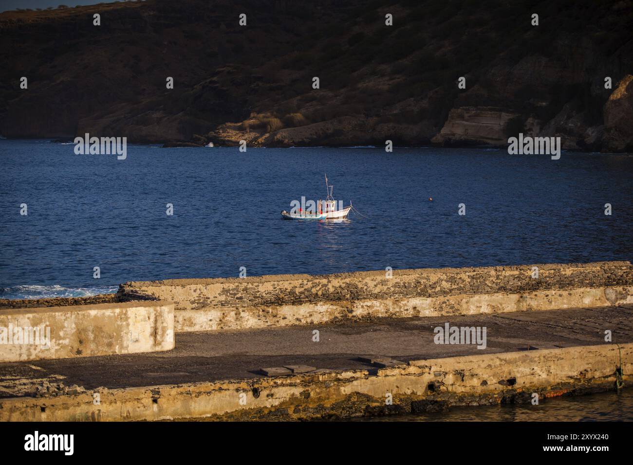 Un petit bateau flotte dans une baie Banque D'Images