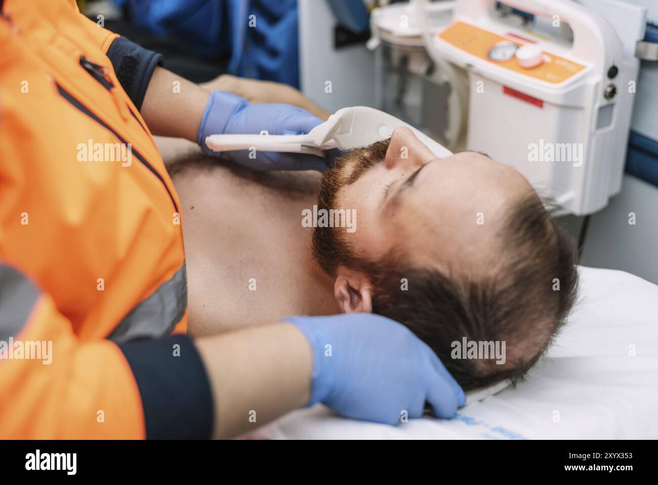 Paramédical pose d'un collier cervical à un patient en ambulance Banque D'Images