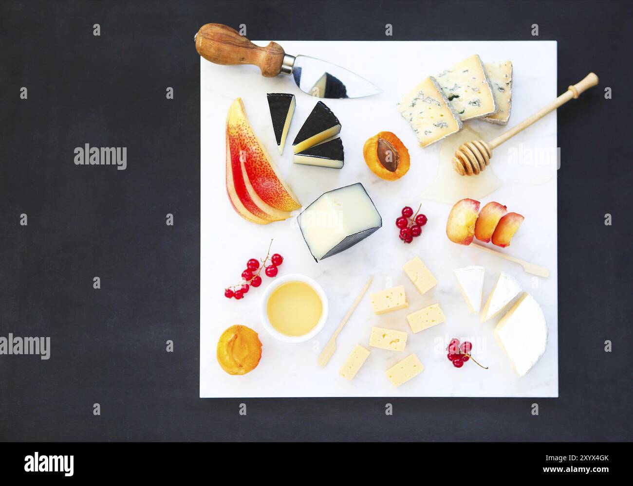 Fromage, miel et fruits. Antipasti plaque snack sur en bord Banque D'Images