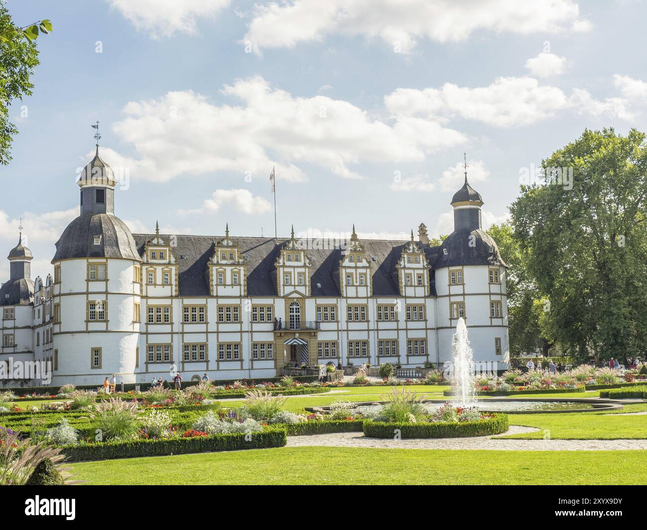 Château baroque avec fontaine centrale et jardin bien entretenu, jour lumineux et ensoleillé, Schloss Neuhaus, Allemagne, Europe Banque D'Images