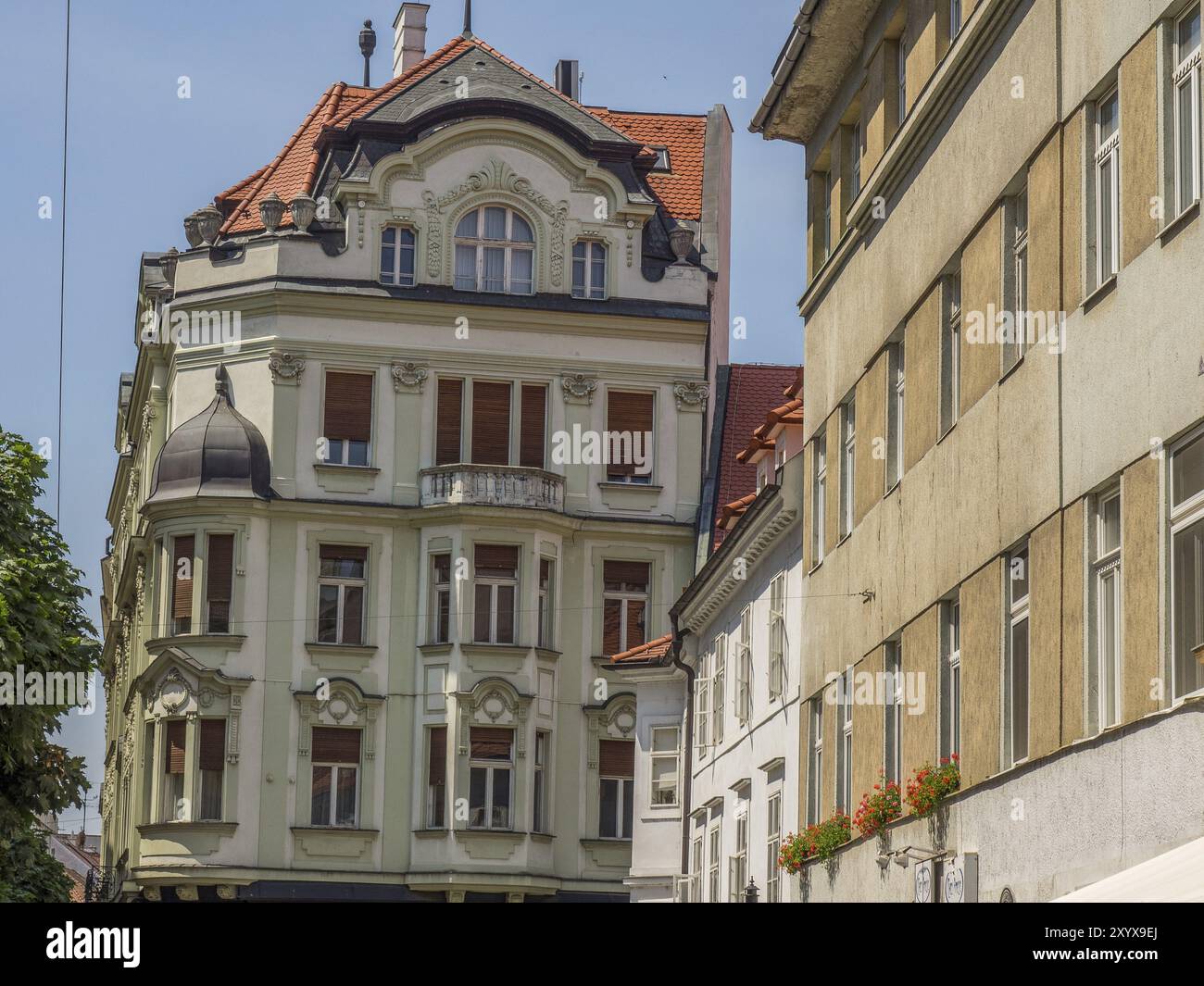 Une rue avec un magnifique bâtiment historique, façade complexe avec des fenêtres décoratives, bratislava, slovaquie Banque D'Images