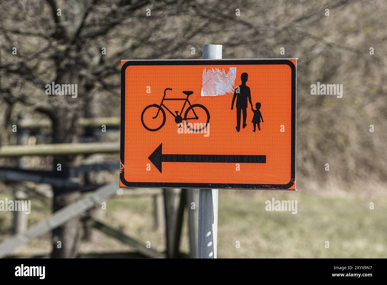 Panneau de passerelle et de piste cyclable Banque D'Images